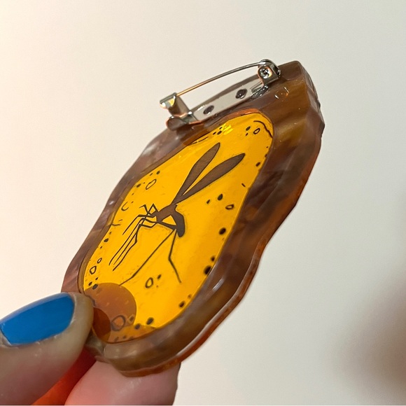 Jurassic park inspired transluscent amber mosquito brooch - Picture 3 of 5
